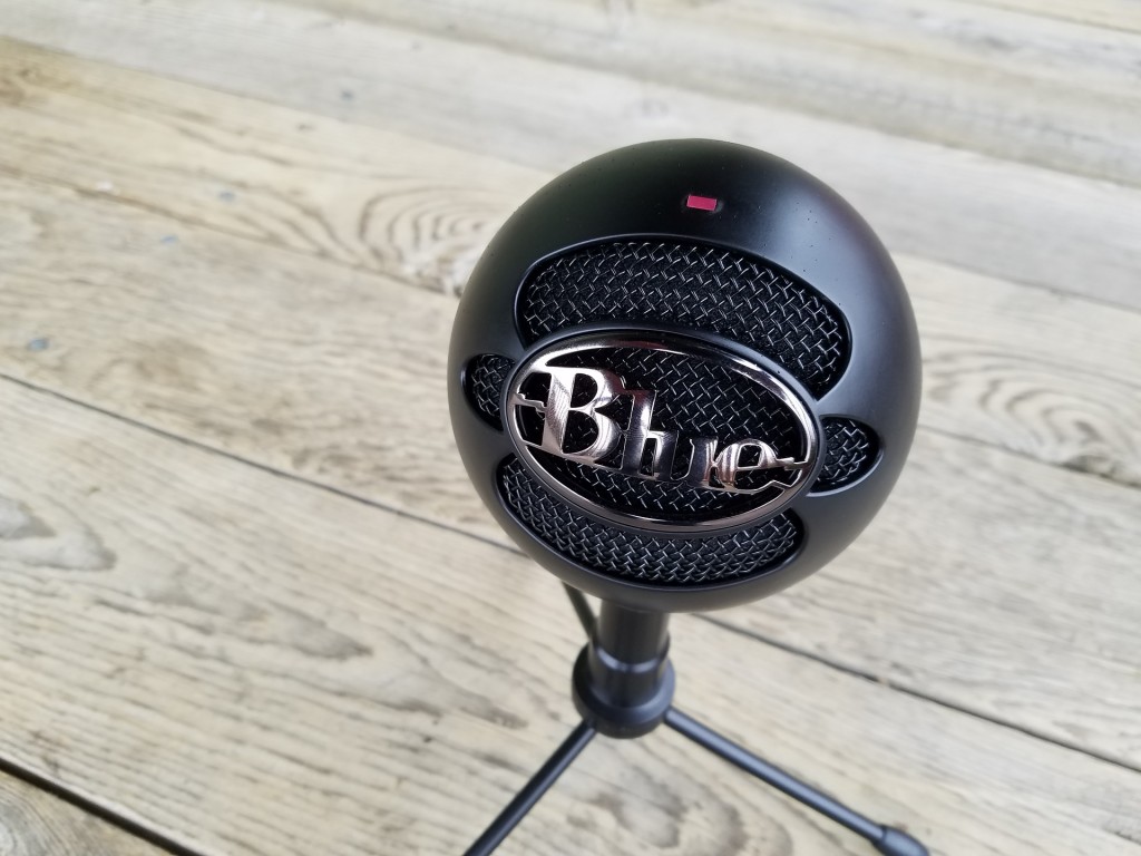 Blue-Snowball-iCE-on-wood