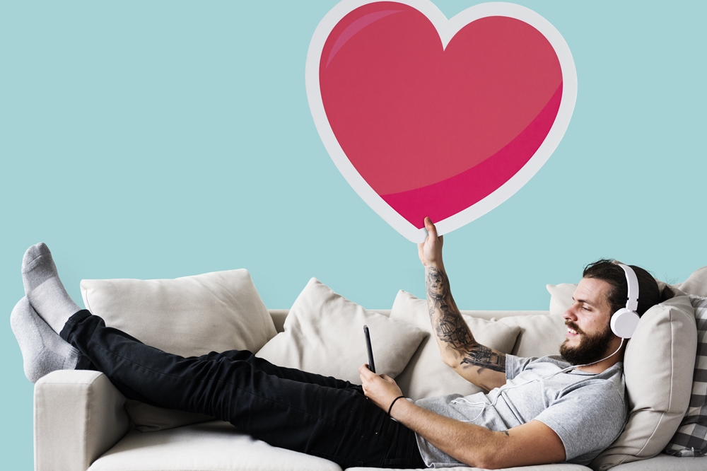 Dating classes. Смайлик на мужика на диване. Мужик держит диван.