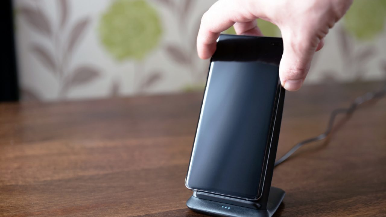 Go Wireless With the Best Charging Stands for Phones