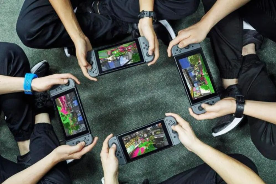 Мобильные игры. Компьютерные и мобильные игры. Лучшие мобильные игры. Люди играющие в игры на телефоне.