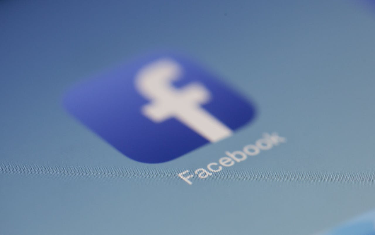 how to post a photo and comment on facebook